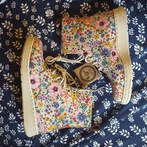 New Dr. Martens Wanderlust Newton Fine Canvas Bone